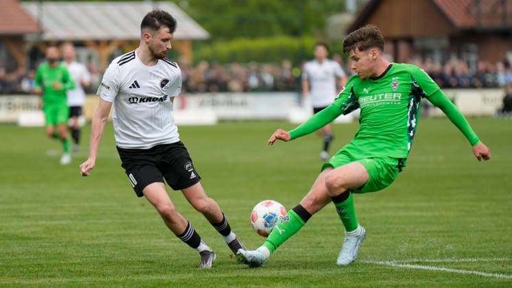 20.05.2026, Getränke Hoffmann Stadion, Spelle, GER, Fußball, Freundschaftsspiel: SC Spelle-Venhaus vs Borussia Mönchengladbach, Artem Popov (Spelle 10) vs Lukas Ullrich (Gladbach 26) DFL REGULATIONS PROHIBIT ANY USE OF PHOTOGRAPHS AS IMAGE SEQUENCES AND OR QUASI-VIDEO. Spelle Niedersachsen Deutschland Getränke Hoffmann Stadion
