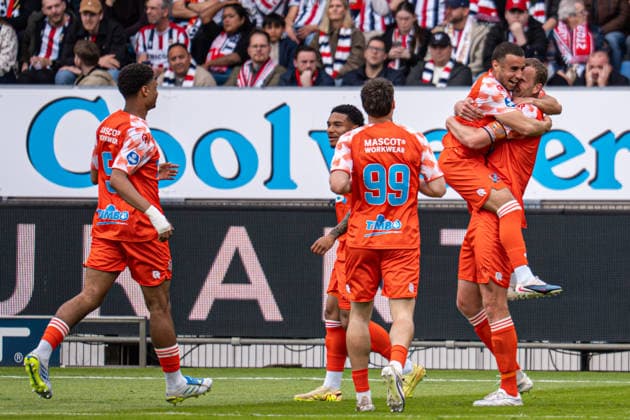 2026-05-20 Willem II v FC Volendam - Dutch Keuken Kampioen Divisie Play-Offs TILBURG, NETHERLANDS - MAY 20: Henk Veerman of FC Volendam celebrates the second goal with Bilal Ould-Chikh of FC Volendam and his team during the Dutch Keuken Kampioen Divisie Play-Offs match between Willem II and FC Volendam at Koning Willem II Stadion on May 20, 2026 in Tilburg, Netherlands. Tilburg Koning Willem II Stadion Netherlands Content not available for redistribution in The Netherlands directly or indirectly through any third parties. Copyright: xGabrielxCalvinoxAlonsox