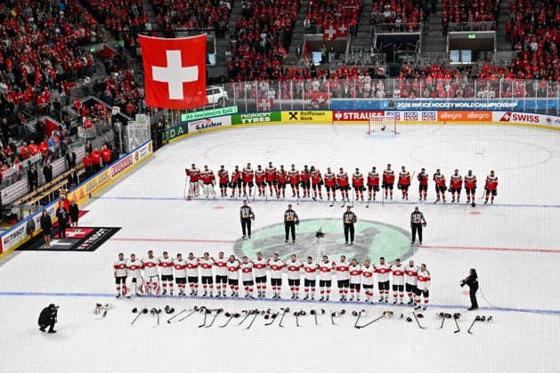 ZURICH, SWITZERLAND - MAY 20: Switzerland celebrate the victory during the national anthem during the 2026 IIHF Ice hockey, Eishockey World Championship, WM, Weltmeisterschaft Switzerland game between Austria and Switzerland at Swiss Life Arena on May 20, 2026 in Zurich, Zurich. Zurich Swiss Life Arena Zurich Switzerland *** ZURICH, SWITZERLAND MAY 20 Switzerland celebrate the victory during the national anthem during the 2026 IIHF Ice Hockey World Championship Switzerland game between Austria and Switzerland at Swiss Life Arena on May 20, 2026 in Zurich, Zurich Zurich Swiss Life Arena Zurich Switzerland Copyright: xJustPictures.ch AndreaxBrancax jp-en-EuSpIm-JP7_ANB_Aut_Swi_20052026_7508