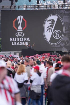 Fans feiern friedlich in der Stadt und beim Fantreff , Türkei, Fussball, UEFA Europa League, Finale, 2025 2026, SC Freiburg vs. Aston Villa, 20.05.2026, TüpraÅü Stadium, BeÅüiktaÅü Park, Istanbul Istanbul TüpraÅü Stadium, BeÅüiktaÅü Par Istanbul Türkei Copyright: xArnexAmbergx