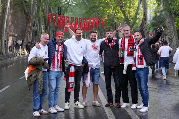 Fans auf dem Weg zum Stadion , Türkei, Fussball, UEFA Europa League, Finale, 2025 2026, SC Freiburg vs. Aston Villa, 20.05.2026, TüpraÅü Stadium, BeÅüiktaÅü Park, Istanbul Istanbul TüpraÅü Stadium, BeÅüiktaÅü Par Istanbul Türkei Copyright: xArnexAmbergx