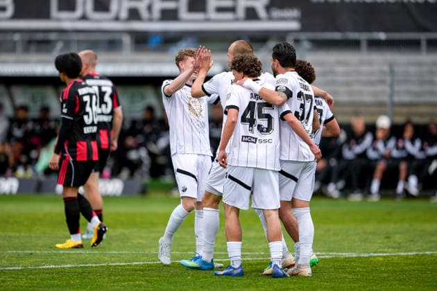 Spieler vom SV Sandhausen (SVS), jubeln über das Tor zum 1:0, Jubel, Torjubel, Torerfolg, celebrate the goal, goal, celebration, jubelt ueber das Tor, Freuen, Freude, freut sich, optimistisch, positiv, Spielszene, Highlight, Action, Aktion, 20.05.2026, Sandhausen (Deutschland), Fussball, Jubiläumsspiel, SV Sandhausen - Eintracht Frankfurt