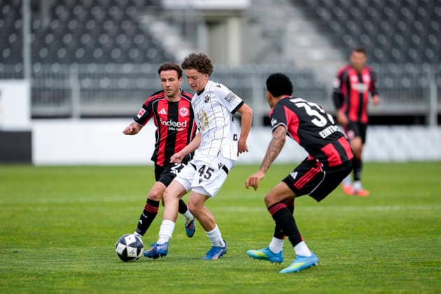 v.li.: Mario Götze (SGE, 27), Batu Jonathan Akgöz (SVS, 45), Jeremiaha Maluze (SGE, 37), Zweikampf, Spielszene, Duell, duel, tackle, tackling, Dynamik, Action, Aktion, 20.05.2026, Sandhausen (Deutschland), Fussball, Jubiläumsspiel, SV Sandhausen - Eintracht Frankfurt