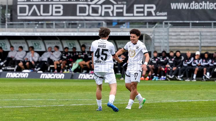 v.li.: Batu Jonathan Akgöz (SVS, 45), Torschütze Yanis Outman (SVS, 17), Spieler vom SV Sandhausen (SVS), jubeln über das Tor zum 1:0, Jubel, Torjubel, Torerfolg, celebrate the goal, goal, celebration, jubelt ueber das Tor, Freuen, Freude, freut sich, optimistisch, positiv, Spielszene, Highlight, Action, Aktion, 20.05.2026, Sandhausen (Deutschland), Fussball, Jubiläumsspiel, SV Sandhausen - Eintracht Frankfurt