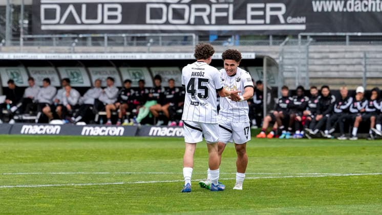 v.li.: Batu Jonathan Akgöz (SVS, 45), Torschütze Yanis Outman (SVS, 17), Spieler vom SV Sandhausen (SVS), jubeln über das Tor zum 1:0, Jubel, Torjubel, Torerfolg, celebrate the goal, goal, celebration, jubelt ueber das Tor, Freuen, Freude, freut sich, optimistisch, positiv, Spielszene, Highlight, Action, Aktion, 20.05.2026, Sandhausen (Deutschland), Fussball, Jubiläumsspiel, SV Sandhausen - Eintracht Frankfurt