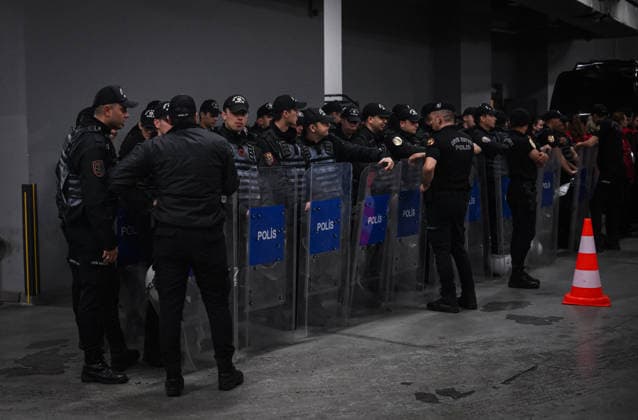FUSSBALL EUROPA LEAGUE SAISON 2025 2026 Finale in Istanbul 20.05.2026 SC Freiburg - Aston Villa Polizisten stehen im Tunnel des Besiktas - Park Stadion