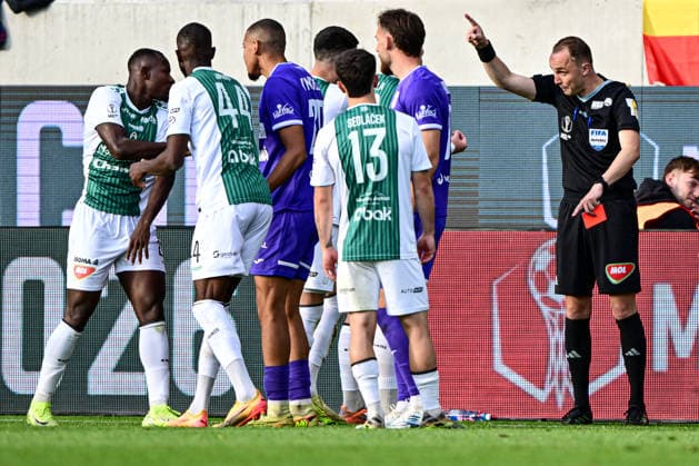 Finale ceskeho fotbaloveho poharu MOL Cupu: FK Jablonec - MFK Karvina, 20. kvetna 2026, Hradec Kralove. Rozhodci udeluje cervenou kartu. (CTKxPhoto DavidxTanecek) CTKPhotoP2026052009133  CTKPhotoP2026052009133