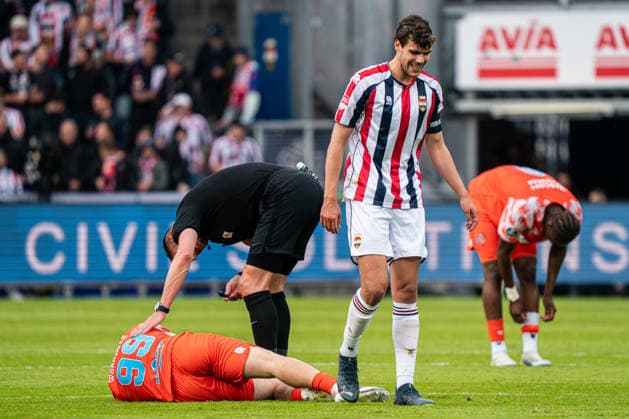 2026-05-20 Willem II v FC Volendam - Dutch Keuken Kampioen Divisie Play-Offs TILBURG, NETHERLANDS - MAY 20: referee Jeroen Manschot checks on Anthony Descotte of FC Volendam as Justin Hoogma of Willem II walks away during the Dutch Keuken Kampioen Divisie Play-Offs match between Willem II and FC Volendam at Koning Willem II Stadion on May 20, 2026 in Tilburg, Netherlands. Tilburg Koning Willem II Stadion Netherlands Content not available for redistribution in The Netherlands directly or indirectly through any third parties. Copyright: xGabrielxCalvinoxAlonsox