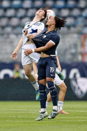 Finale U19-Westfalenpokal VfL Bochum - FC Schalke 04 ** NUR FÜR REDAKTIONELLE ZWECKE ** EDITORIAL USE ONLY **<p>(L-R) Jonas Zgorecki (FC Schalke 04) im Zweikampf mit Desmomnd Fischer (VfL Bochum) beim U19 Westfalenpokalfinale zwischen dem VfL Bochum und FC Schalke 04 am 20. Mai 2026 im Vonovia Ruhrstadion in Bochum. Deutschland Nordrhein-Westfalen Bochum Copyright: ChristofxKöpsel