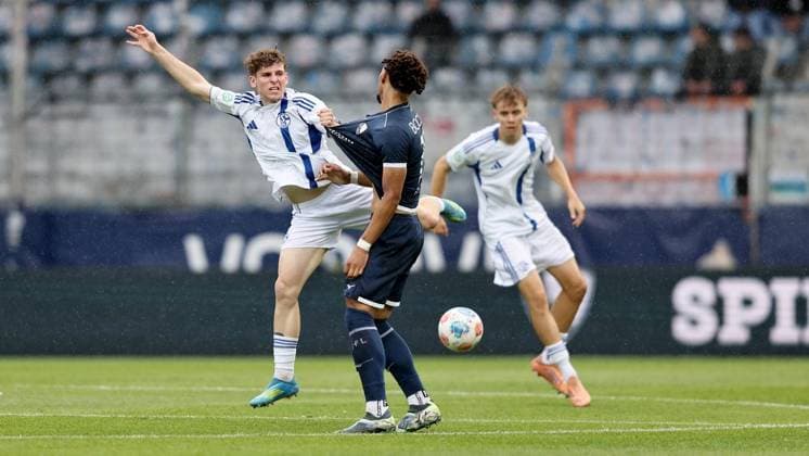 Finale U19-Westfalenpokal VfL Bochum - FC Schalke 04 ** NUR FÜR REDAKTIONELLE ZWECKE ** EDITORIAL USE ONLY **<p>(L-R) Jonas Zgorecki (FC Schalke 04) im Zweikampf mit Desmomnd Fischer (VfL Bochum) beim U19 Westfalenpokalfinale zwischen dem VfL Bochum und FC Schalke 04 am 20. Mai 2026 im Vonovia Ruhrstadion in Bochum. Deutschland Nordrhein-Westfalen Bochum Copyright: ChristofxKöpsel
