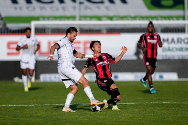v.li.: Pascal Testroet (SVS, 37), Keita Kosugi (SGE, 26), Zweikampf, Spielszene, Duell, duel, tackle, tackling, Dynamik, Action, Aktion, 20.05.2026, Sandhausen (Deutschland), Fussball, Jubiläumsspiel, SV Sandhausen - Eintracht Frankfurt