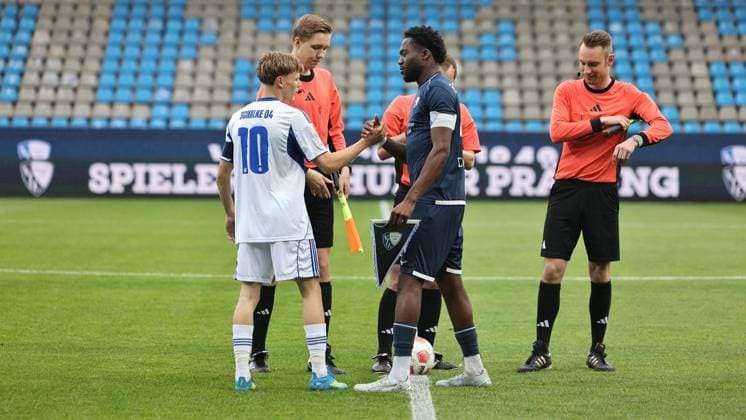 Finale U19-Westfalenpokal VfL Bochum - FC Schalke 04 ** NUR FÜR REDAKTIONELLE ZWECKE ** EDITORIAL USE ONLY **<p> lr Luca Franjo Vozar (FC Schalke 04) und Ruben Schneider (VfL Bochum) beim U19 Westfalenpokalfinale zwischen dem VfL Bochum und FC Schalke 04 am 20. Mai 2026 im Vonovia Ruhrstadion in Bochum. Deutschland Nordrhein-Westfalen Bochum Copyright: ChristofxKöpsel