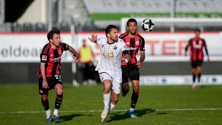 v.li.: Mario Götze (SGE, 27), Pascal Testroet (SVS, 37), Jeremiaha Maluze (SGE, 37), Zweikampf, Spielszene, Duell, duel, tackle, tackling, Dynamik, Action, Aktion, 20.05.2026, Sandhausen (Deutschland), Fussball, Jubiläumsspiel, SV Sandhausen - Eintracht Frankfurt