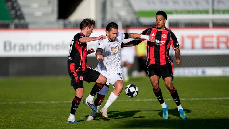v.li.: Mario Götze (SGE, 27), Pascal Testroet (SVS, 37), Jeremiaha Maluze (SGE, 37), Zweikampf, Spielszene, Duell, duel, tackle, tackling, Dynamik, Action, Aktion, 20.05.2026, Sandhausen (Deutschland), Fussball, Jubiläumsspiel, SV Sandhausen - Eintracht Frankfurt