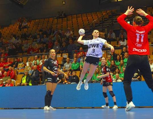 Lana Teiken (Oldenburg) vor Torhüterin Lilly Janßen (Zwickau, rechts) Handball Frauen 1.Bundesliga Play-off-Runde BSV Sachsen Zwickau - VfL Oldenburg am 20.5.2026 in der Sparkassen-Arena Zwickau BSV Sachsen Zwickau - VfL Oldenburg