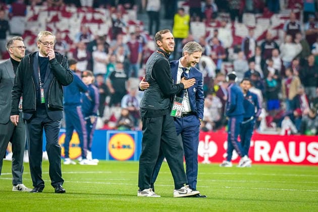 Türkei: Fussball UEFA Europa League 2025 - 2026, Finale in Istanbul - SC Freiburg vs Aston Villa - Tüpras Stadyumu (Istanbul): Julian Schuster (SC Freiburg, Trainer) und Jochen Saier (SC Freiburg, Vorstand) sowie Klemens Hartenbach (SC Freiburg, Sportdirektor) und Tobias Schaetzle (SC Freiburg, Teammanager) auf dem Platz Copyright: xJOERANxSTEINSIEKx