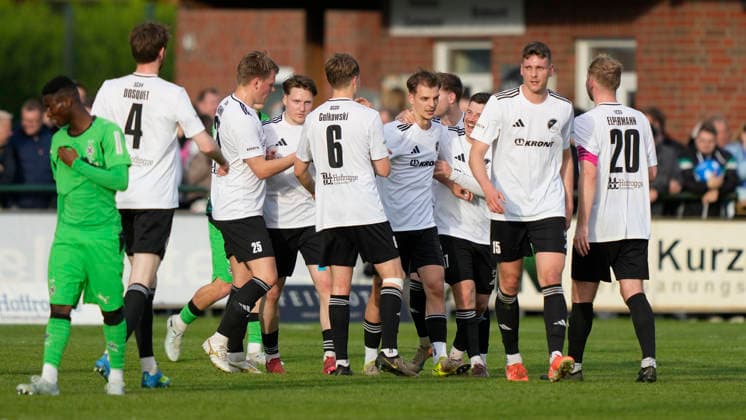 20.05.2026, Getränke Hoffmann Stadion, Spelle, GER, Fußball, Freundschaftsspiel: SC Spelle-Venhaus vs Borussia Mönchengladbach, Spelle feiert das zweite Tor mit Adrian Lenz (Spelle 23), Mitte, DFL REGULATIONS PROHIBIT ANY USE OF PHOTOGRAPHS AS IMAGE SEQUENCES AND OR QUASI-VIDEO. Spelle Niedersachsen Deutschland Getränke Hoffmann Stadion
