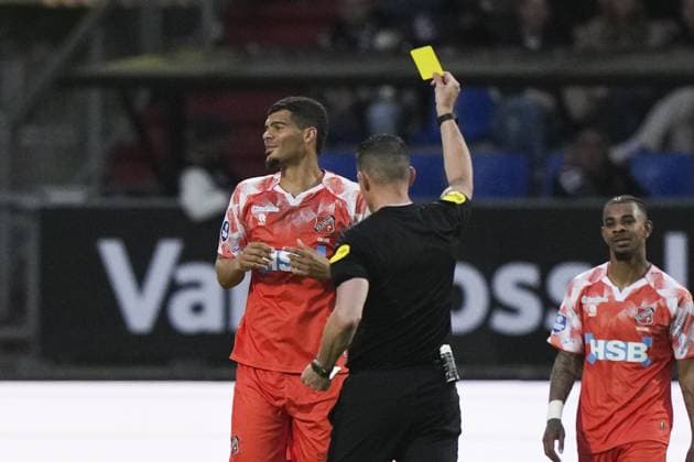 TILBURG - Mawouna Amevor of FC Volendam receives the yellow card during the promotion relegation play-off final match between Willem II and FC Volendam at the Koning Willem II Stadion on May 20, 2026, in Tilburg, the Netherlands. TOBIAS KLEUVER ANP Play-offs Promotion Relegation - FINAL 2025-2026 xVIxANPxSportx xxANPxIVx 558870914 originalFilename: 558870914.jpg