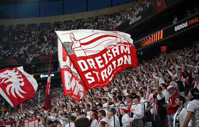 FUSSBALL EUROPA LEAGUE SAISON 2025 2026 Finale in Istanbul 20.05.2026 SC Freiburg - Aston Villa SC Freiburg Fans machen Stimmung im Besiktas - Park Stadion vor dem Spiel