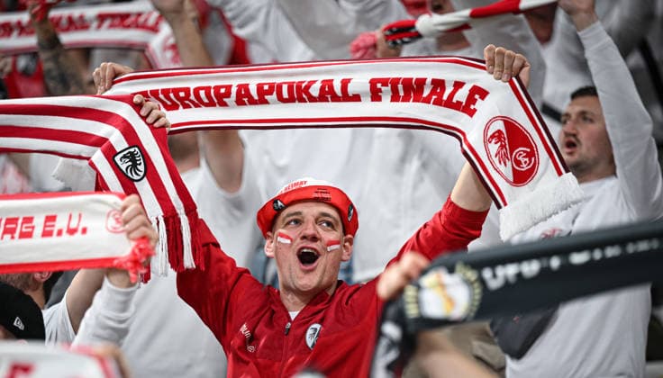 FUSSBALL EUROPA LEAGUE SAISON 2025 2026 Finale in Istanbul 20.05.2026 SC Freiburg - Aston Villa Ein SC Freiburg Fan mit Schal im Besiktas - Park Stadion vor dem Spiel