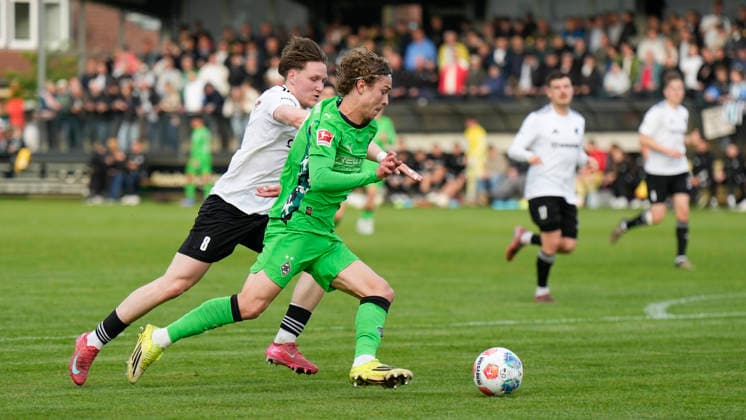 20.05.2026, Getränke Hoffmann Stadion, Spelle, GER, Fußball, Freundschaftsspiel: SC Spelle-Venhaus vs Borussia Mönchengladbach, Hugo Bolin (Gladbach 38) vs Maximilian Meier (Spelle 8) DFL REGULATIONS PROHIBIT ANY USE OF PHOTOGRAPHS AS IMAGE SEQUENCES AND OR QUASI-VIDEO. Spelle Niedersachsen Deutschland Getränke Hoffmann Stadion