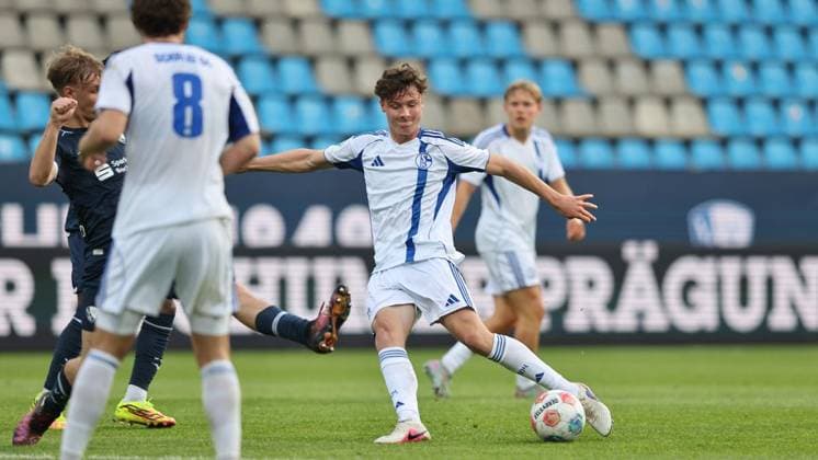 Finale U19-Westfalenpokal VfL Bochum - FC Schalke 04 ** NUR FÜR REDAKTIONELLE ZWECKE ** EDITORIAL USE ONLY **<p>Lasse Deutschbein (FC Schalke 04) schiesst beim U19 Westfalenpokalfinale zwischen dem VfL Bochum und FC Schalke 04 am 20. Mai 2026 im Vonovia Ruhrstadion in Bochum. Deutschland Nordrhein-Westfalen Bochum Copyright: ChristofxKöpsel