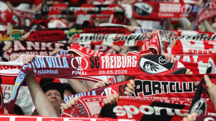20.05.2026, xrekx, Fussball Europa League Finale 2026, SC Freiburg - Aston Villa v.l. Fans Zuschauer Schals Fahnen SC Freiburg (DFL DFB REGULATIONS PROHIBIT ANY USE OF PHOTOGRAPHS as IMAGE SEQUENCES and or QUASI-VIDEO) Istanbul