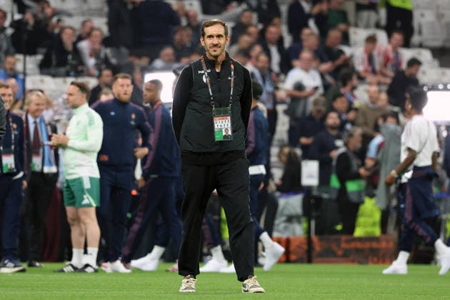 20.05.2026, xrekx, Fussball Europa League Finale 2026, SC Freiburg - Aston Villa v.l. Trainer Julian Schuster (SC Freiburg) Platzbegehung vor dem Spiel (DFL DFB REGULATIONS PROHIBIT ANY USE OF PHOTOGRAPHS as IMAGE SEQUENCES and or QUASI-VIDEO) Istanbul