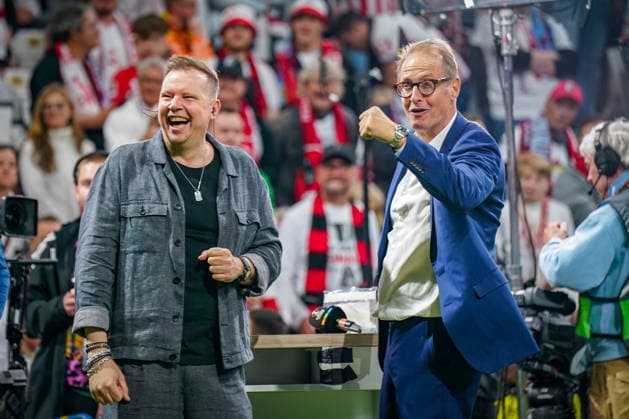 Türkei: Fussball UEFA Europa League 2025 - 2026, Finale in Istanbul - SC Freiburg vs Aston Villa - Tüpras Stadyumu (Istanbul): Wolff Fuss, Florian König, RTL, TV-Übertragung, TV-Experten, Fußballkommentator, Moderator, Medienproduktion, Liveübertragung, Fernsehen, Sportjournalismus, SC Freiburg Fans, Fanblock, Tüpras Stadyumu, Stadion, UEFA Europa League, Istanbul Final 2026, Fußballatmosphäre, Medienbild, Reportage, Großevent, internationale TV-Produktion, Türkei aktuell Copyright: xJOERANxSTEINSIEKx