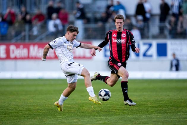 v.li.: Torschütze Marvin Schulz (SVS, 27), Elias Baum (SGE, 2), erzielt das Tor zum 2:1, Treffer, Torerfolg, Highlight, Action, Aktion, Spielszene, 20.05.2026, Sandhausen (Deutschland), Fussball, Jubiläumsspiel, SV Sandhausen - Eintracht Frankfurt