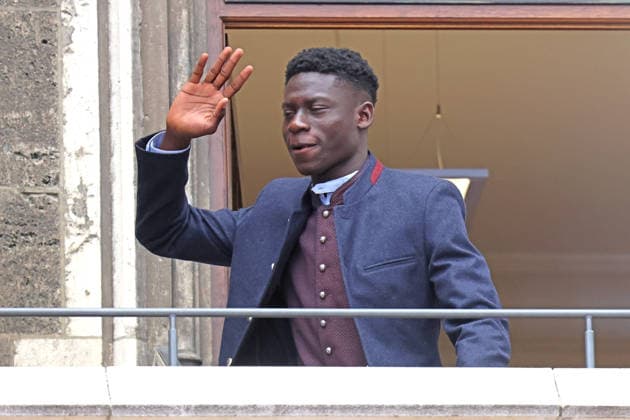 99 Bara Sapoko Ndiaye, Porträt, Portrait, Marienplatz, 35. Meistertitel, Meisterfeier, Rathausbalkon, Rathaus, Fussball 1. BL FC Bayern München - 17.05.2026 München Marienplatz FOTO: Mladen Lackovic LakoPress *** 99 Bara Sapoko Ndiaye, portrait, portrait, Marienplatz, 35 championship titles, championship celebration, town hall balcony, town hall, football 1 BL FC Bayern Munich 17 05 2026 Munich Marienplatz PHOTO Mladen Lackovic LakoPress