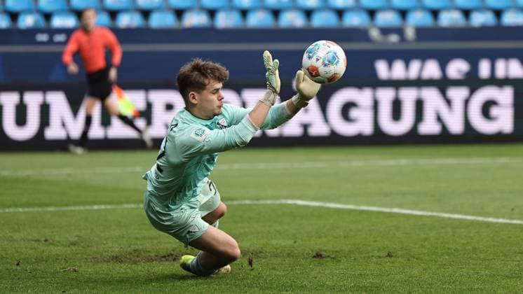 Finale U19-Westfalenpokal VfL Bochum - FC Schalke 04 ** NUR FÜR REDAKTIONELLE ZWECKE ** EDITORIAL USE ONLY **<p>Thees Janusch (VfL Bochum) pariert einen Ball beim U19 Westfalenpokalfinale zwischen dem VfL Bochum und FC Schalke 04 am 20. Mai 2026 im Vonovia Ruhrstadion in Bochum. Deutschland Nordrhein-Westfalen Bochum Copyright: ChristofxKöpsel