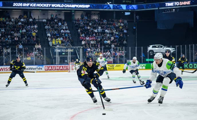 260520 Oscar Sundqvist of Sweden and Miha Stebih of Slovenia during the 2026 IIHF Ice hockey, Eishockey World Championship, WM, Weltmeisterschaft between Sweden and Slovenia on May 20, 2026 in Fribourg. Photo: Jesper Zerman BILDBYRAN kod JZ JZ0722 ishockey ice hockey ishockey-vm 2026 vm 2026 iihf world championship sverige sweden slovenia bbeng bbauto Copyright: JESPERxZERMAN BB260520JZ073