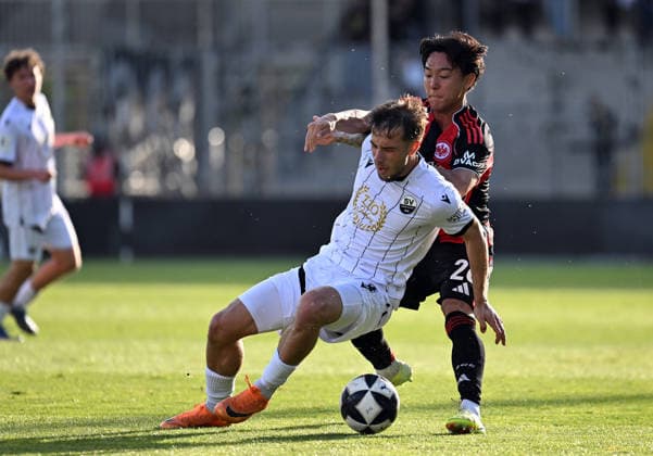 20.05.2026, xjhx, Fussball Testspiel, SV Sandhausen - Eintracht Frankfurt v.l. Louis Kolbe (SV Sandhausen), Keita Kosugi (Eintracht Frankfurt) (DFL DFB REGULATIONS PROHIBIT ANY USE OF PHOTOGRAPHS as IMAGE SEQUENCES and or QUASI-VIDEO) Sandhausen