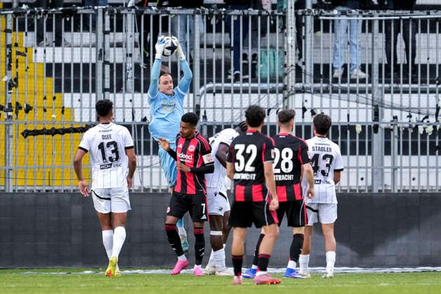 Noah Loos (Torwart, SVS, 40) fängt eine Flanke ab, Aktion, Action, Spielszene, im Strafraum, Strafraumszene, 20.05.2026, Sandhausen (Deutschland), Fussball, Jubiläumsspiel, SV Sandhausen - Eintracht Frankfurt