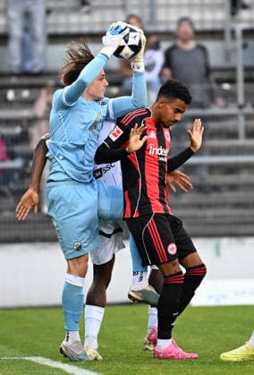 20.05.2026, xjhx, Fussball Testspiel, SV Sandhausen - Eintracht Frankfurt v.l. Noah Loos (SV Sandhausen), Ansgar Knauff (Eintracht Frankfurt) (DFL DFB REGULATIONS PROHIBIT ANY USE OF PHOTOGRAPHS as IMAGE SEQUENCES and or QUASI-VIDEO) Sandhausen