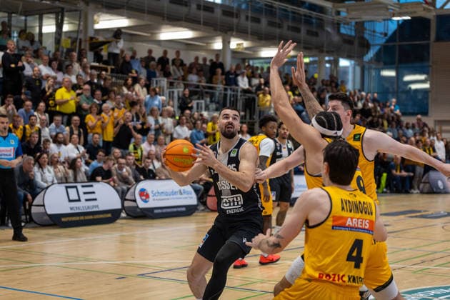 Viktor Kovacevic (Giessen 46ers, 25) Nicolas Bretzel (Bozic Estriche Knights Kirchheim, 21) Tylan James Pope (Bozic Estriche Knights Kirchheim, 09) Gian Bahattin Aydinoglu (Bozic Estriche Knights Kirchheim, 04) GER, Bozic Estriche Knights Kirchheim vs. Giessen 46ers, BARMER 2. Basketball Bundesliga, Playoffs Halbfinale Spiel 1, Saison 2025 2026, 20.05.2026 GER, Bozic Estriche Knights Kirchheim vs. Giessen 46ers, BARMER 2. Basketball Bundesliga, Playoffs Halbfinale Spiel 1, Saison 2025 2026, 20.05.2026 Goeppingen Copyright: xEibner-Pressefoto NinaxSanderx EP_NSR
