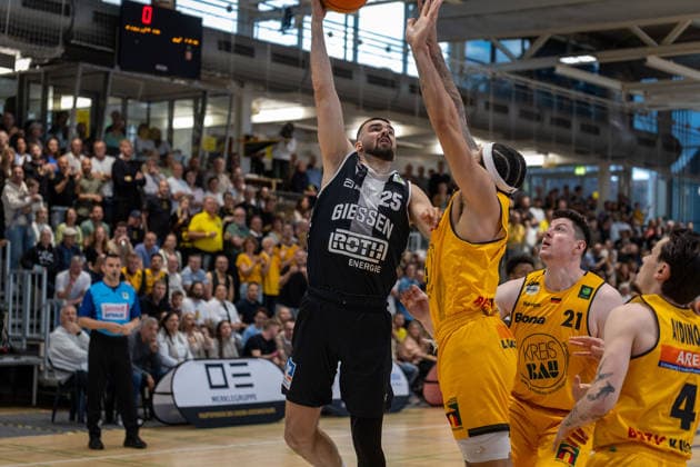 Viktor Kovacevic (Giessen 46ers, 25) Tylan James Pope (Bozic Estriche Knights Kirchheim, 09) Nicolas Bretzel (Bozic Estriche Knights Kirchheim, 21) GER, Bozic Estriche Knights Kirchheim vs. Giessen 46ers, BARMER 2. Basketball Bundesliga, Playoffs Halbfinale Spiel 1, Saison 2025 2026, 20.05.2026 GER, Bozic Estriche Knights Kirchheim vs. Giessen 46ers, BARMER 2. Basketball Bundesliga, Playoffs Halbfinale Spiel 1, Saison 2025 2026, 20.05.2026 Goeppingen Copyright: xEibner-Pressefoto NinaxSanderx EP_NSR