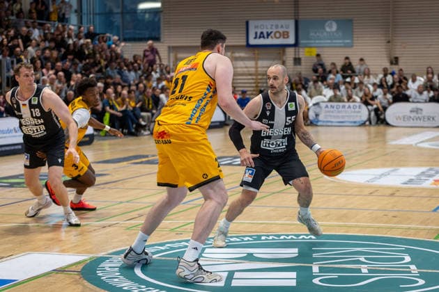 Nicolas Bretzel (Bozic Estriche Knights Kirchheim, 21) Simon Krajcovic (Giessen 46ers, 55) GER, Bozic Estriche Knights Kirchheim vs. Giessen 46ers, BARMER 2. Basketball Bundesliga, Playoffs Halbfinale Spiel 1, Saison 2025 2026, 20.05.2026 GER, Bozic Estriche Knights Kirchheim vs. Giessen 46ers, BARMER 2. Basketball Bundesliga, Playoffs Halbfinale Spiel 1, Saison 2025 2026, 20.05.2026 Goeppingen Copyright: xEibner-Pressefoto NinaxSanderx EP_NSR
