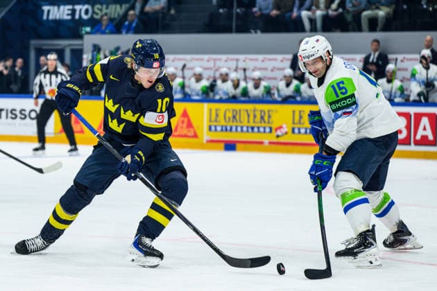 260520 Simon Holmström of Sweden and Blaz Gregorc of Slovenia during the 2026 IIHF Ice hockey, Eishockey World Championship, WM, Weltmeisterschaft between Sweden and Slovenia on May 20, 2026 in Fribourg. Photo: Jesper Zerman BILDBYRAN kod JZ JZ0722 ishockey ice hockey ishockey-vm 2026 vm 2026 iihf world championship sverige sweden slovenia bbeng bbauto Copyright: JESPERxZERMAN BB260520JZ077