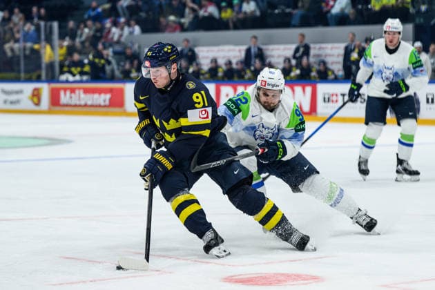 260520 Carl Grundström of Sweden and Anze Kuralt of Slovenia during the 2026 IIHF Ice hockey, Eishockey World Championship, WM, Weltmeisterschaft between Sweden and Slovenia on May 20, 2026 in Fribourg. Photo: Jesper Zerman BILDBYRAN kod JZ JZ0722 ishockey ice hockey ishockey-vm 2026 vm 2026 iihf world championship sverige sweden slovenia bbeng bbauto Copyright: JESPERxZERMAN BB260520JZ078