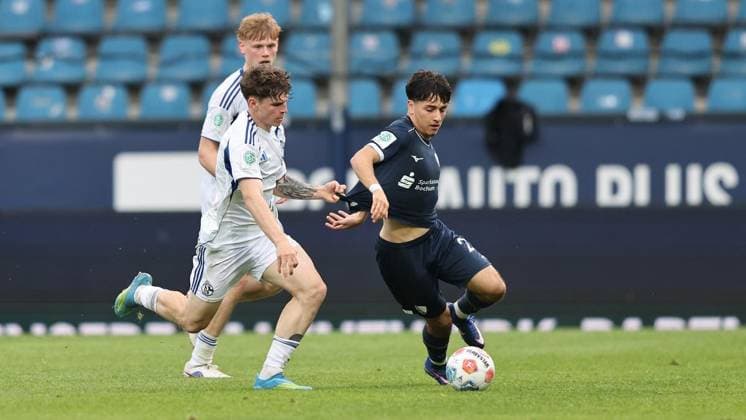 Finale U19-Westfalenpokal VfL Bochum - FC Schalke 04 ** NUR FÜR REDAKTIONELLE ZWECKE ** EDITORIAL USE ONLY **<p>(L-R) Jonas Zgorecki (FC Schalke 04) im Zweikampf mit Elia Salamone (VfL Bochum) beim U19 Westfalenpokalfinale zwischen dem VfL Bochum und FC Schalke 04 am 20. Mai 2026 im Vonovia Ruhrstadion in Bochum. Deutschland Nordrhein-Westfalen Bochum Copyright: ChristofxKöpsel