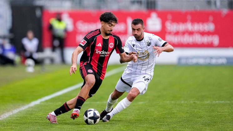 v.li.: Yildirim Metehan (SGE, 32), Robin Krauße (Krausse, SVS, 22), Zweikampf, Spielszene, Duell, duel, tackle, tackling, Dynamik, Action, Aktion, 20.05.2026, Sandhausen (Deutschland), Fussball, Jubiläumsspiel, SV Sandhausen - Eintracht Frankfurt