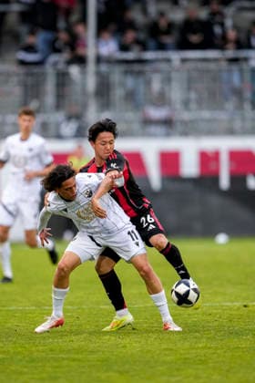 v.li.: Luca De Meester (SVS, 11), Keita Kosugi (SGE, 26), Zweikampf, Spielszene, Duell, duel, tackle, tackling, Dynamik, Action, Aktion, 20.05.2026, Sandhausen (Deutschland), Fussball, Jubiläumsspiel, SV Sandhausen - Eintracht Frankfurt