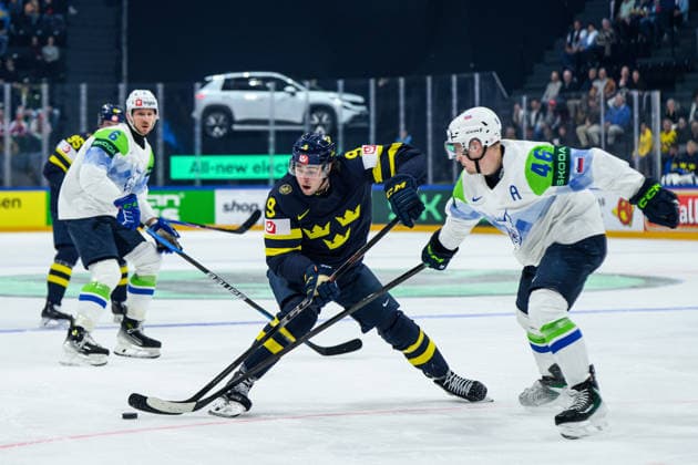 260520 Linus Karlsson of Sweden and Matic Török of Slovenia during the 2026 IIHF Ice hockey, Eishockey World Championship, WM, Weltmeisterschaft between Sweden and Slovenia on May 20, 2026 in Fribourg. Photo: Jesper Zerman BILDBYRAN kod JZ JZ0722 ishockey ice hockey ishockey-vm 2026 vm 2026 iihf world championship sverige sweden slovenia bbeng bbauto Copyright: JESPERxZERMAN BB260520JZ080