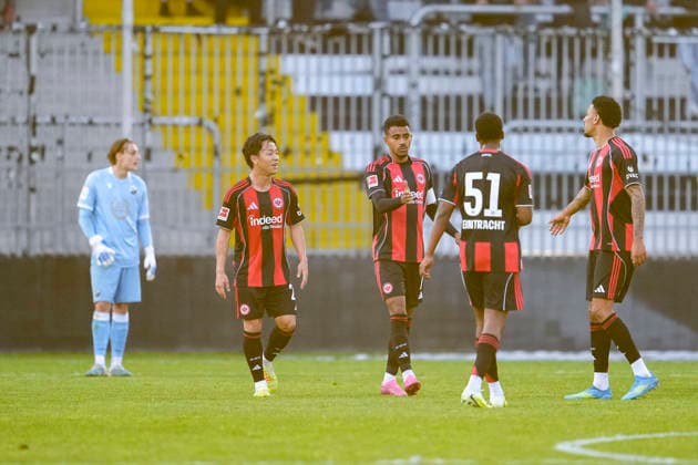 v.li.: Keita Kosugi (SGE, 26), Torschütze Ansgar Knauff (SGE, 7), Davis Carlos Bautista Medina (SGE, 51), Jeremiaha Maluze (SGE, 37), Spieler von Eintracht Frankfurt, jubeln über das Tor zum 2:2, Jubel, Torjubel, Torerfolg, celebrate the goal, goal, celebration, jubelt ueber das Tor, Freuen, Freude, freut sich, optimistisch, positiv, Spielszene, Highlight, Action, Aktion, 20.05.2026, Sandhausen (Deutschland), Fussball, Jubiläumsspiel, SV Sandhausen - Eintracht Frankfurt