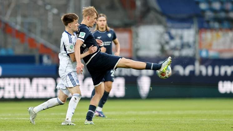 Finale U19-Westfalenpokal VfL Bochum - FC Schalke 04 ** NUR FÜR REDAKTIONELLE ZWECKE ** EDITORIAL USE ONLY **<p>(L-R) Malik Tubic (FC Schalke 04) im Zweikampf mit Lasse Isbruch (VfL Bochum) beim U19 Westfalenpokalfinale zwischen dem VfL Bochum und FC Schalke 04 am 20. Mai 2026 im Vonovia Ruhrstadion in Bochum. Deutschland Nordrhein-Westfalen Bochum Copyright: ChristofxKöpsel