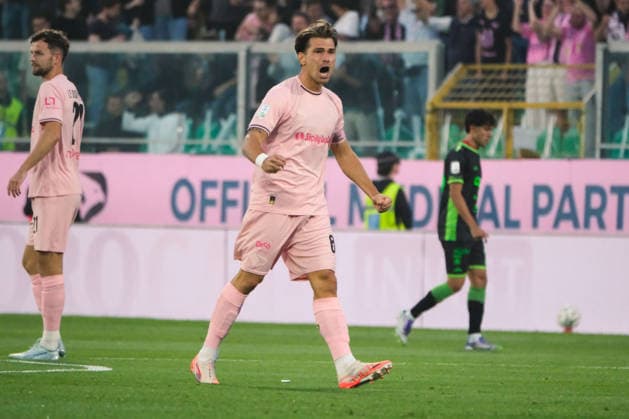 IPA84908136 - Palermo, Italy, 20 May 2026. Renzo Barbera Stadium, Palermo vs Catanzaro, match valid for the return semi-final of the 2025 2026 Serie B Play-Offs. In the photo: Jacopo Segre (Palermo FC) celebrating  Copyright: xFedericoxSerra IPAxSportx xx 84908136