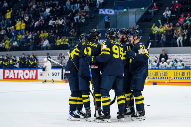 260520 Jacob De La Rose of Sweden celebrating with team mates after the 2-0 goal during the 2026 IIHF Ice hockey, Eishockey World Championship, WM, Weltmeisterschaft between Sweden and Slovenia on May 20, 2026 in Fribourg. Photo: Jesper Zerman BILDBYRAN kod JZ JZ0722 ishockey ice hockey ishockey-vm 2026 vm 2026 iihf world championship sverige sweden slovenia bbeng bbauto jubel Copyright: JESPERxZERMAN BB260520JZ082