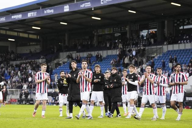 TILBURG - Willem II players after the promotion relegation play-off final match between Willem II and FC Volendam at the Koning Willem II Stadion on May 20, 2026 in Tilburg, the Netherlands. TOBIAS KLEUVER ANP Play-offs Promotion Relegation - FINAL 2025-2026 xVIxANPxSportx xxANPxIVx 558874572 originalFilename: 558874572.jpg